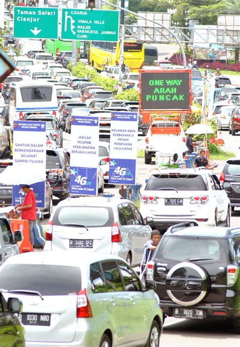 KEPADATAN KENDARAAN DI JALUR PUNCAK ANTARA Foto