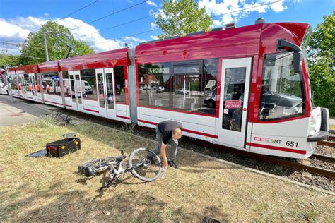 Schwerer Unfall in Erfurt Rentner fährt vor Straßenbahn auf Gleise