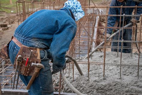 Hombre Trabajando En La Construcci N De Una Plaza O Parque Industria