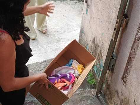 Recém nascido é abandonado em caixa de papelão na porta de uma casa na