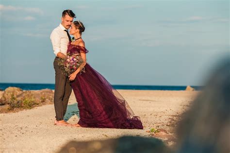 Jovem Casal Romântico Relaxante Na Praia Assistindo O Pôr Do Sol