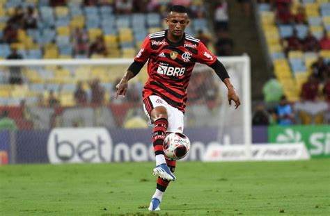 Flamengo Lateral Direito Wesley Est De Sa Da Para O Barcelona