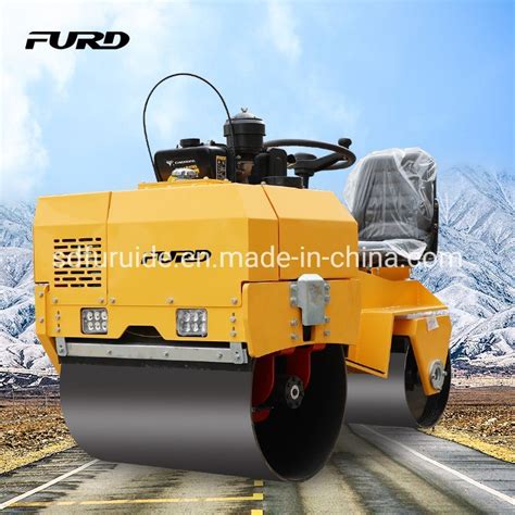 Self Propelled Vibratory Road Roller Vibratory Soil Compactor Asphalt