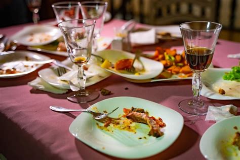 Los Restos De Comida Y Platos Sucios En La Mesa Del Restaurante Restos