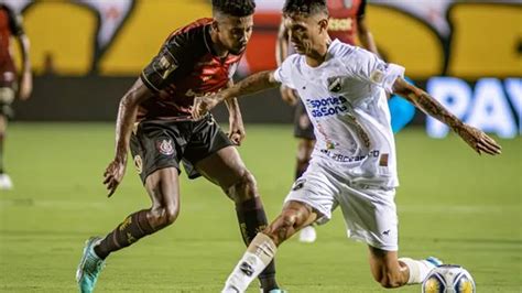 Vitória vence fácil o ABC no retorno ao Barradão e encerra jejum