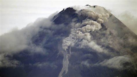 Foto Foto Erupsi Besar Gunung Merapi Siang Ini Kali Muntahkan