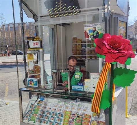 Los Quioscos De La Once En L Hospitalet Se Decoran Con Una Gran Rosa