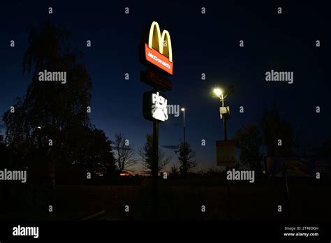 Mcdonalds Logo Drive Thru Banque De Photographies Et Dimages Haute