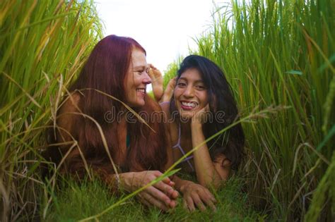 Muchacha Latina Y Su Novia Cauc Sica Atractiva Ambas Mujeres Que Disfrutan De Las Vacaciones De