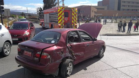 Colisión entre tres vehículos dejó dos personas lesionadas en el sector