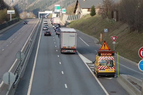 Chamonix Trafic Dense Au Tunnel Du Mont Blanc