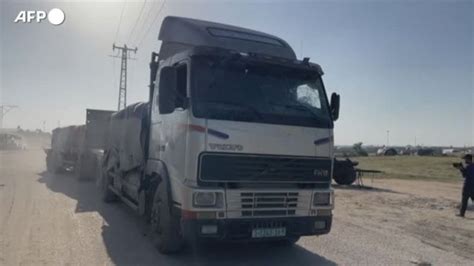 Gaza Camion Con Aiuti Umanitari Entrano Nella Striscia Attraverso Il