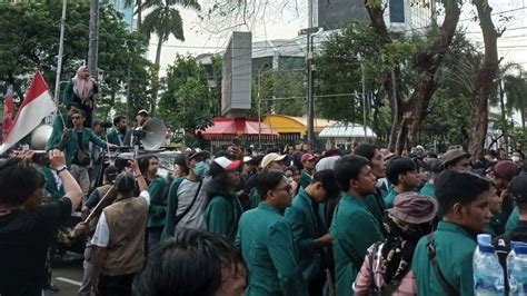 Tolak Kenaikan BBM Mahasiswa BEM SI Kembali Turun Demo Di Patung Kuda