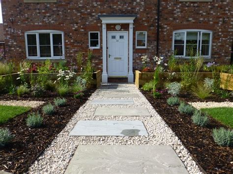 Grey Sandstone Paving With Cotswold Chip Gravel Creates A Semi Formal