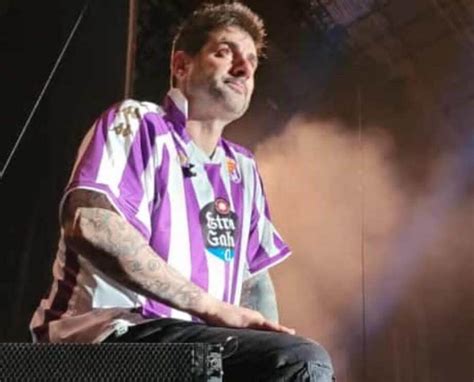 Ramón Melendi canta en Valladolid con la camiseta del Pucela