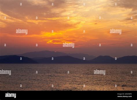 Las nubes ardientes en los últimos rayos del sol poniente sobre la