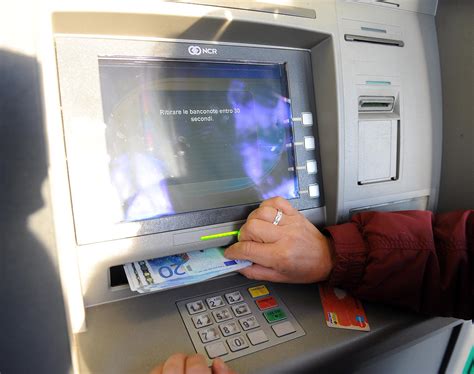 Lecce Ucciso Davanti Al Bancomat Fermato Uomo Indagini Sul Complice