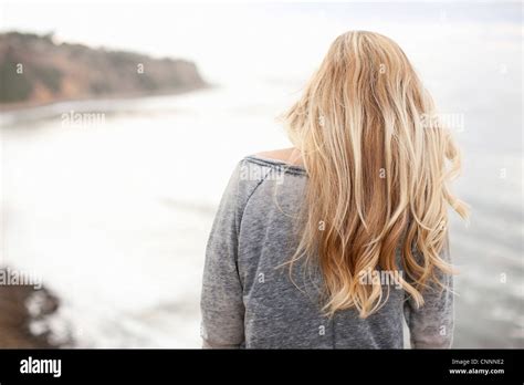 Blonde frau von hinten meer Fotos und Bildmaterial in hoher Auflösung Alamy