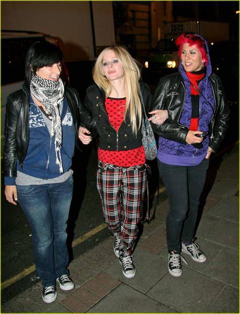 Avril Lavigne Is A Party Princess Photo 2414671 Avril Lavigne Photos