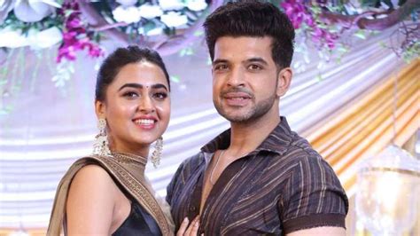 Karan Kundra protects girlfriend Tejasswi Prakash from crowd, fans say ...