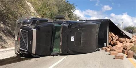 Cami N Volcado Bloquea El Paso En La Ruta Al Atl Ntico Chapin Tv