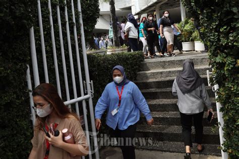 Pasca Gempa Karyawan Berhamburan Keluar Gedung Perkantoran Foto