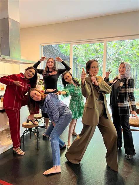 Potret Geng Arisan Cenayang Saat Kumpul Pose Seru Permintaan Maia