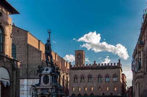 Premium Photo | Neptune fountain in the piazza maggiore in bologna italy