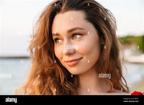 Junge frau trägt bikini Fotos und Bildmaterial in hoher Auflösung Alamy