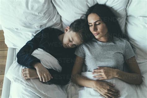 Mutter Und Sohn Schlafen Auf Dem Bett Zu Hause Lizenzfreies Stockfoto