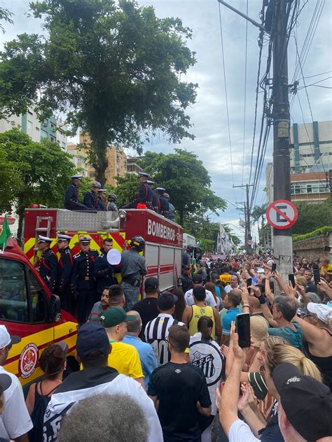 Pel Sepultado Ap S Cortejo De Tr S Horas Acompanhado Por Milhares De