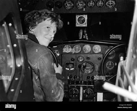 Amelia Earhart En Su Lockheed L E Electra Prepara A Millas De