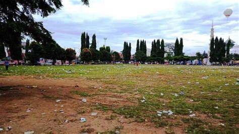 Alun Alun Dipenuhi Sampah