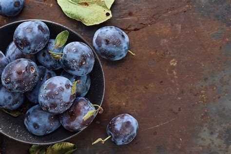 Ciruelas Frescas Con Hojas En Un Plato Negro Sobre Una Mesa Vieja Vista