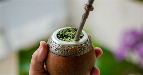 Yerba mate energetyzujący napój z Ameryki Południowej Kobieta w