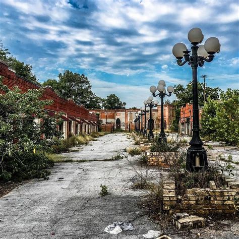 Eerie And Beautiful Abandoned Swann Street In Tyler Tx