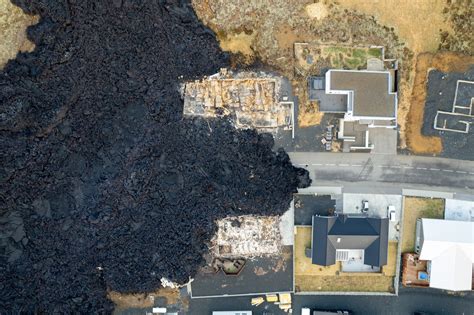 Terwijl Lava De Huizen In Brand Zet Proberen IJslanders In Grindavik