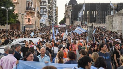 Na Argentina Manifestantes V O S Ruas No Primeiro Protesto No