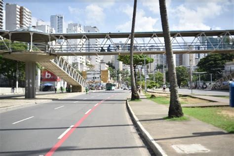 Prefeitura inicia obras de recuperação do canteiro central da Avenida