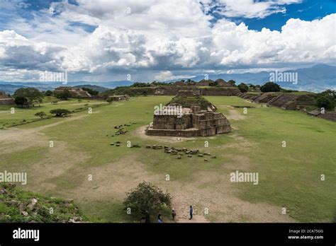 La Vista Del Observatorio Y La Plaza Principal Desde La Cima De La