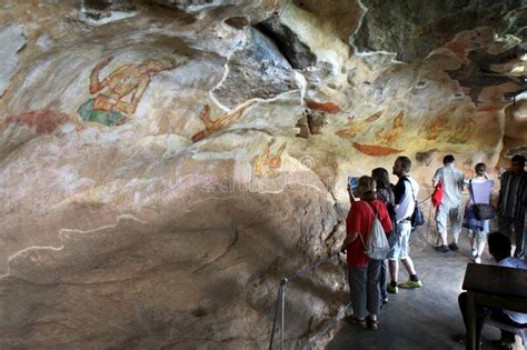 Los Turistas Admiran Los Frescos De Las Cuevas En La Fortaleza De Roca