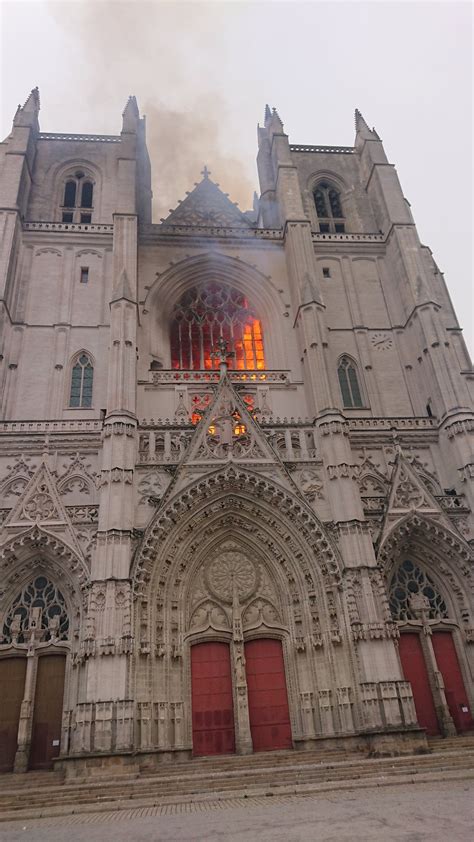 Catedral de Nantes na França pega fogo nesta madrugada