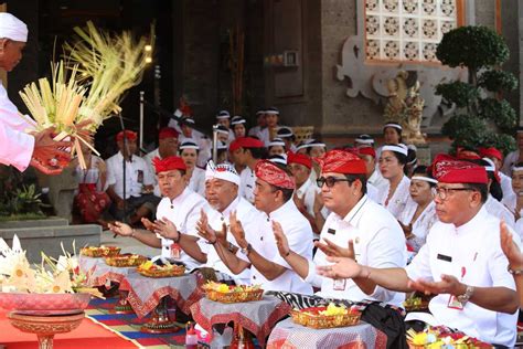 Rahina Saraswati Bupati Tabanan Bersama Jajaran Gelar Persembahyangan