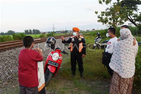 Pengamanan Jalur Kereta Api Di Madiun Antara Foto