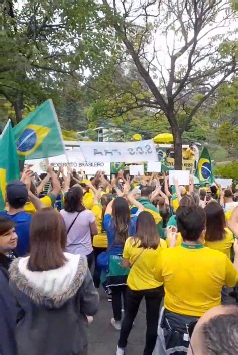 Manifestantes Interditam Os Dois Sentidos Da Avenida Raja Gabaglia Em