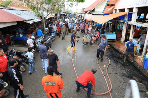 Pj Bupati Azwardi Gerakkan Pejabat Dan Asn Gotroy Di Pasar Lhoksukon