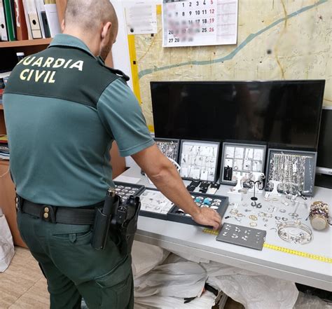 La Guardia Civil De Almer A Identifica Y Detiene A Dos Personas Por