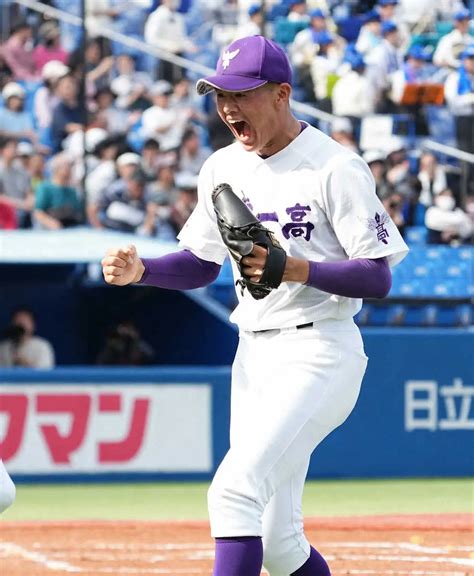 ＜秋季高校野球東京都大会決勝 関東第一・創価＞初回を無失点に抑えガッツポーズする関東第一先発・坂井（撮影・沢田 明徳） ― スポニチ