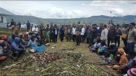 Upacara Adat Bakar Batu Meriahkan Hut Tni Di Papua Tengah Halaman