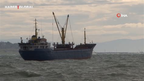 Büyükçekmecede tonlarca ağırlıktaki gemi lodosta böyle sallandı